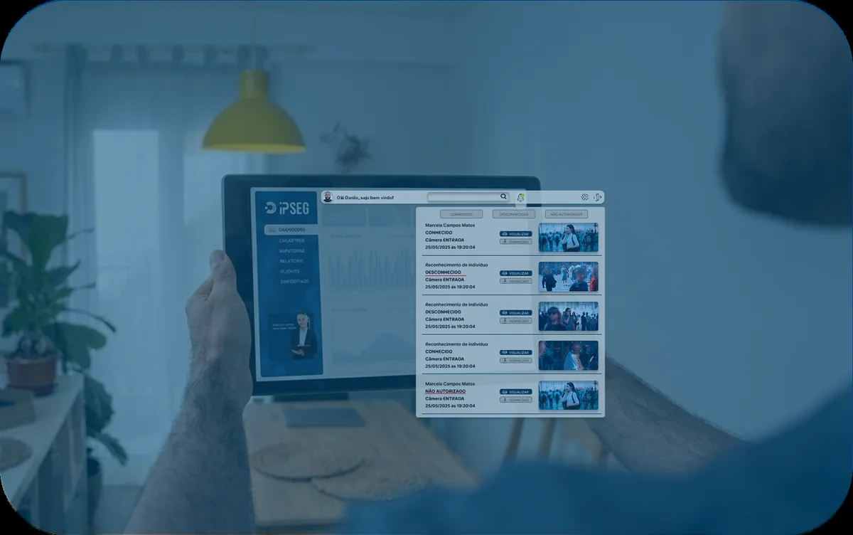 Pessoa acompanhando alertas e ocorrências em um tablet