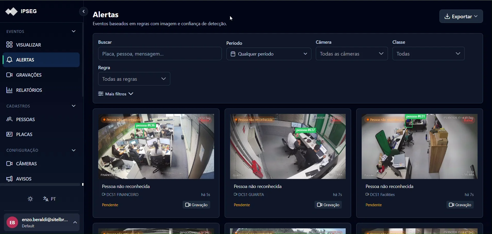 Tela de Alertas do IPSEG com avisos de pessoa não reconhecida detectada pela IA nas câmeras, com filtros por período, câmera, classe e regra